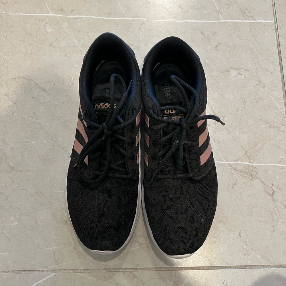 Adidas runnings shoes black